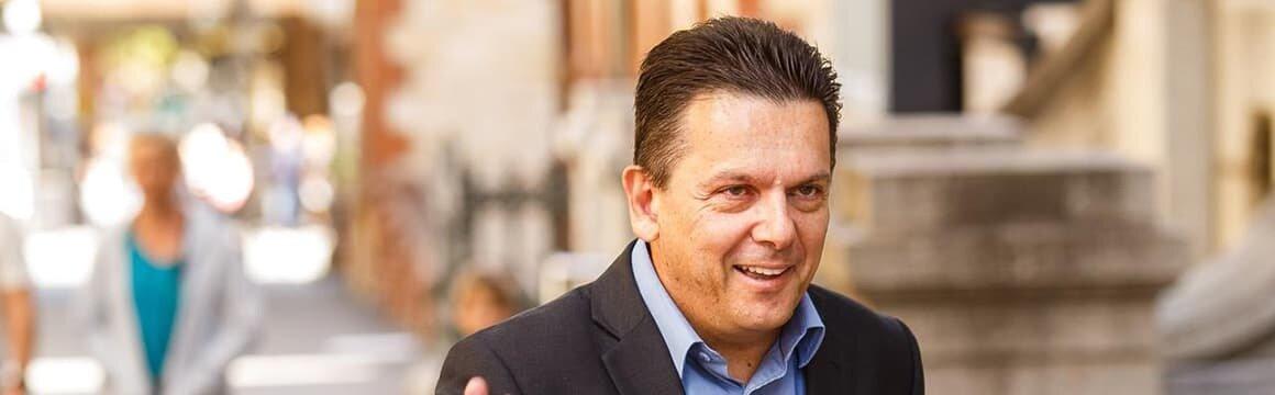 Prominent Italian politician, Nick Xenophon, is calling for a complte ban of gamblings ads on teams' shirts and stricter rules in the media